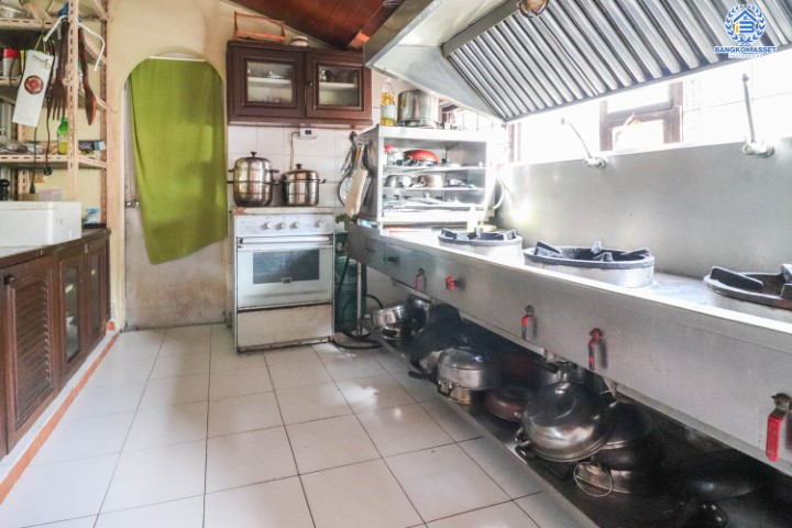 บ้านเดี่ยวทำเลโชคชัย 4 ซอย 56 หลังใหญ่พร้อมอยู่ เนื้อที่ 101 ตร.ว. พร้อมฟังก์ชันที่เหนือกว่าด้วย 5 ห้องนอน 5 ห้องน้ำ ต่อเติมเต็มทั้งหลัง บนทำเลสุดโดดเด่น! พร้อมเชื่อมต่อหลายเส้นทาง ใจกลางแหล่ง Community Mall ชั้นนำมากมาย ใกล้รถไฟฟ้าสายสีเหลือง "โชคชัย4" และทางด่วน "ฉลองรัช"